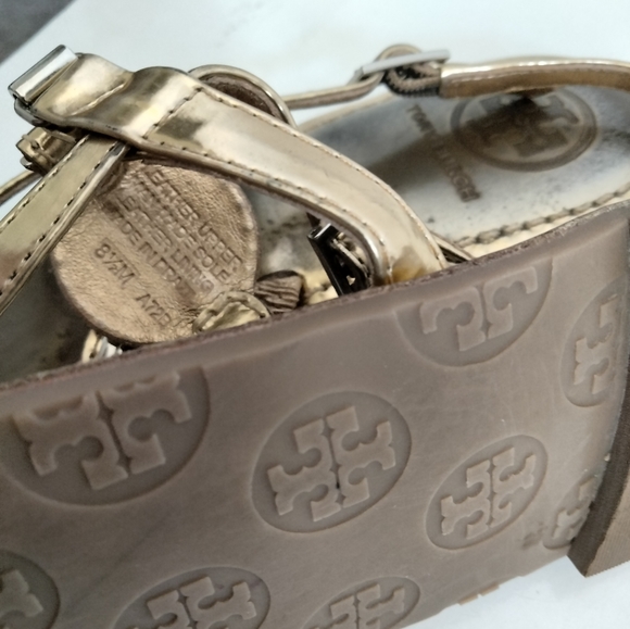 Tory Burch Metallic Gold Ali Thong Sandal Sz 8.5 - Picture 13 of 16
